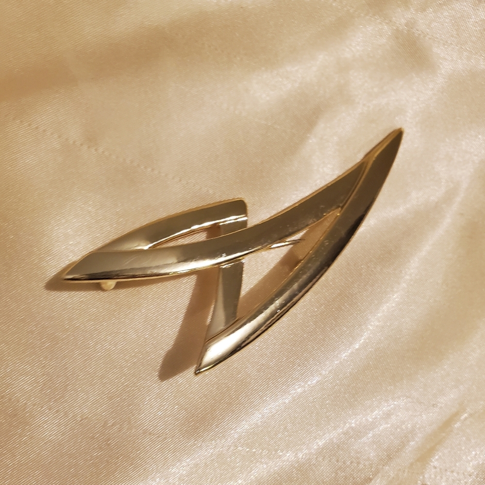 GOLD PLATED BROOCH